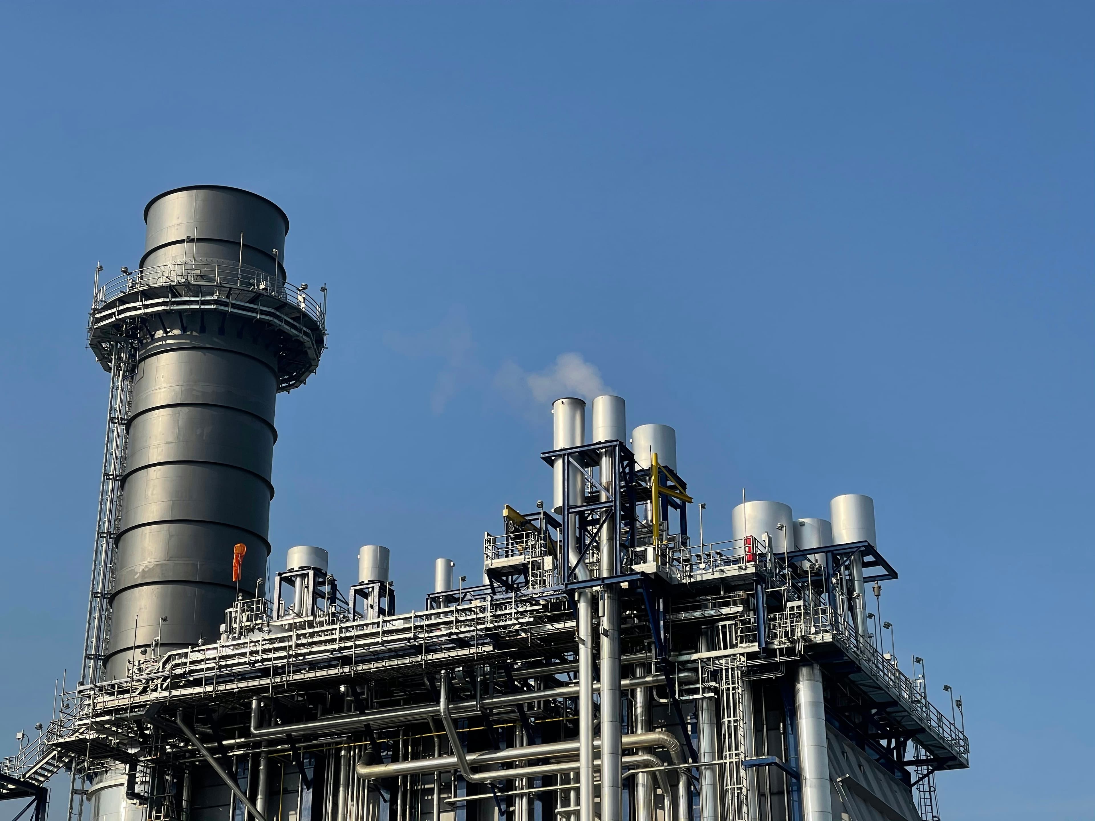 Power plant structure with piping and stacks